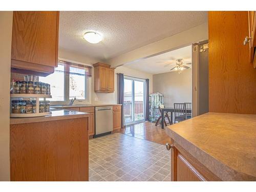 305 4 Avenue Crescent, Wainwright, AB - Indoor Photo Showing Kitchen