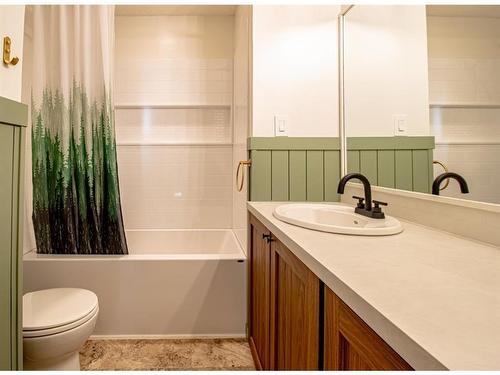 305 4 Avenue Crescent, Wainwright, AB - Indoor Photo Showing Bathroom