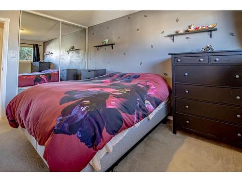 305 4 Avenue Crescent, Wainwright, AB - Indoor Photo Showing Bedroom