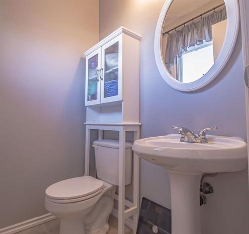 305 4 Avenue Crescent, Wainwright, AB - Indoor Photo Showing Bathroom