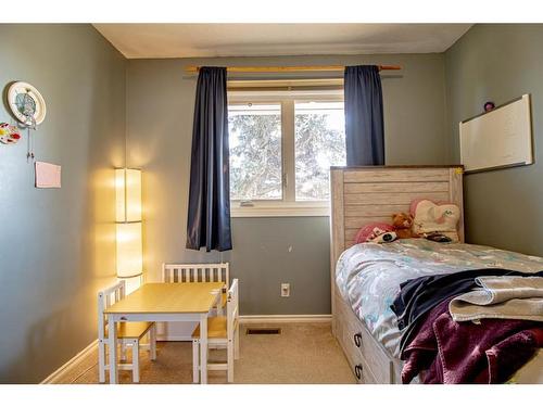 305 4 Avenue Crescent, Wainwright, AB - Indoor Photo Showing Bedroom