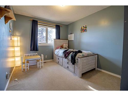 305 4 Avenue Crescent, Wainwright, AB - Indoor Photo Showing Bedroom