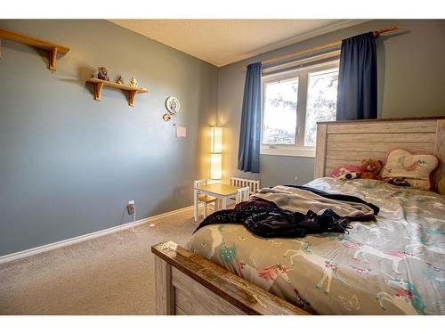 305 4 Avenue Crescent, Wainwright, AB - Indoor Photo Showing Bedroom