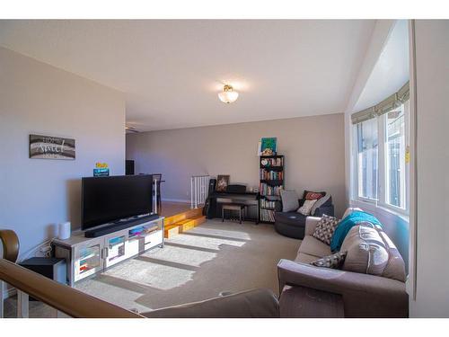 305 4 Avenue Crescent, Wainwright, AB - Indoor Photo Showing Living Room