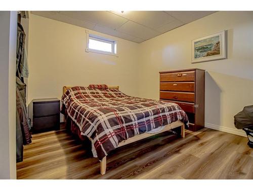 305 4 Avenue Crescent, Wainwright, AB - Indoor Photo Showing Bedroom