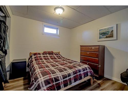 305 4 Avenue Crescent, Wainwright, AB - Indoor Photo Showing Bedroom