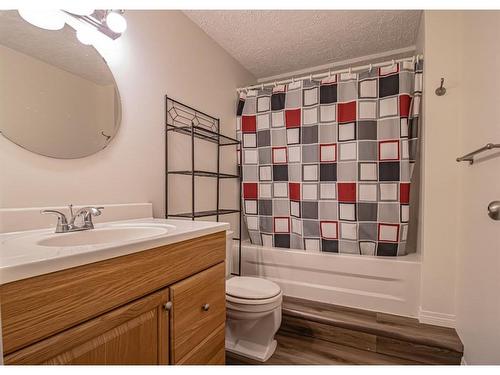 305 4 Avenue Crescent, Wainwright, AB - Indoor Photo Showing Bathroom