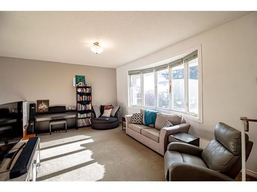 305 4 Avenue Crescent, Wainwright, AB - Indoor Photo Showing Living Room