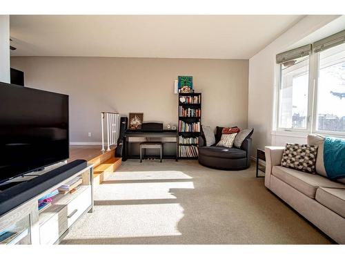 305 4 Avenue Crescent, Wainwright, AB - Indoor Photo Showing Living Room