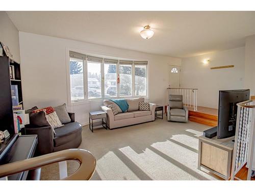 305 4 Avenue Crescent, Wainwright, AB - Indoor Photo Showing Living Room