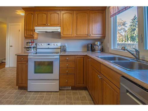 305 4 Avenue Crescent, Wainwright, AB - Indoor Photo Showing Kitchen With Double Sink