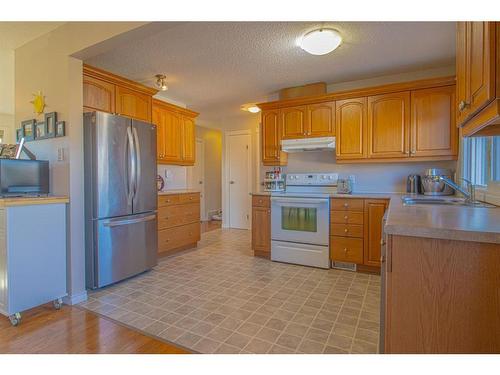 305 4 Avenue Crescent, Wainwright, AB - Indoor Photo Showing Kitchen