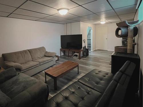 1134 6 Avenue, Wainwright, AB - Indoor Photo Showing Living Room