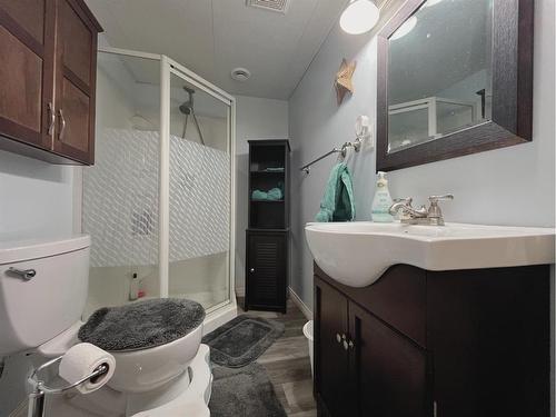 1134 6 Avenue, Wainwright, AB - Indoor Photo Showing Bathroom