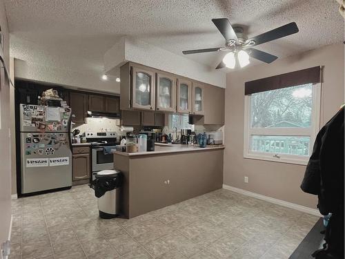 1134 6 Avenue, Wainwright, AB - Indoor Photo Showing Kitchen