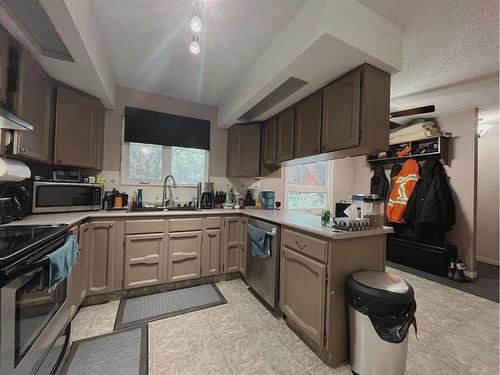 1134 6 Avenue, Wainwright, AB - Indoor Photo Showing Kitchen