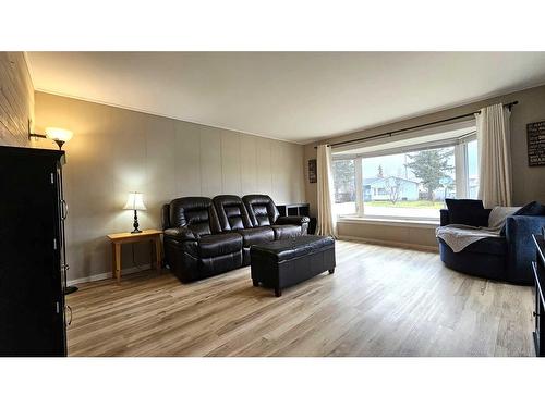 206 4 Street Crescent, Wainwright, AB - Indoor Photo Showing Living Room