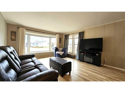 206 4 Street Crescent, Wainwright, AB - Indoor Photo Showing Living Room