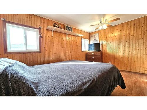 206 4 Street Crescent, Wainwright, AB - Indoor Photo Showing Bedroom