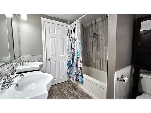 206 4 Street Crescent, Wainwright, AB - Indoor Photo Showing Bathroom