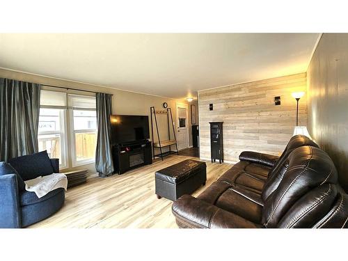 206 4 Street Crescent, Wainwright, AB - Indoor Photo Showing Living Room