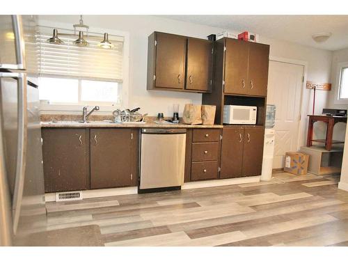 104 4 Street East, Lashburn, SK - Indoor Photo Showing Kitchen With Double Sink