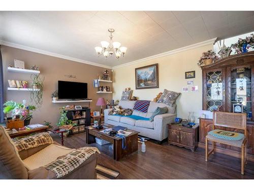 4837 50 Avenue, Kitscoty, AB - Indoor Photo Showing Living Room