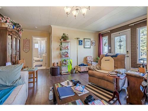 4837 50 Avenue, Kitscoty, AB - Indoor Photo Showing Living Room