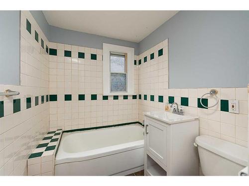 5517 48 Street, Lloydminster, AB - Indoor Photo Showing Bathroom