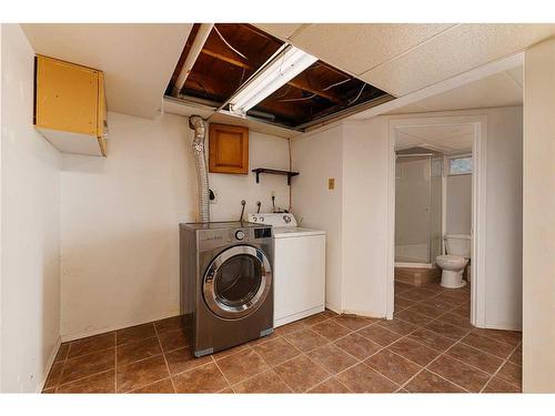 5517 48 Street, Lloydminster, AB - Indoor Photo Showing Laundry Room