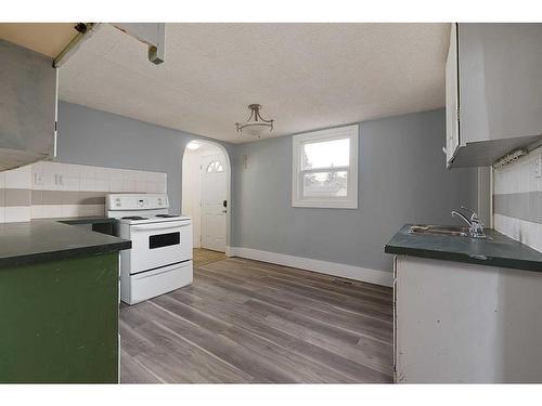 5517 48 Street, Lloydminster, AB - Indoor Photo Showing Kitchen