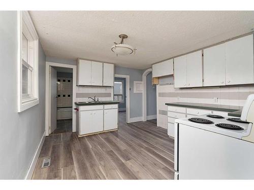 5517 48 Street, Lloydminster, AB - Indoor Photo Showing Kitchen