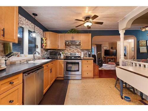 5413 48 Street, Lloydminster, AB - Indoor Photo Showing Kitchen With Double Sink