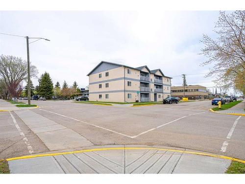 101-5102 47 Street, Lloydminster, AB - Outdoor