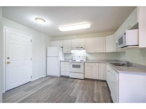 101-5102 47 Street, Lloydminster, AB - Indoor Photo Showing Kitchen With Double Sink