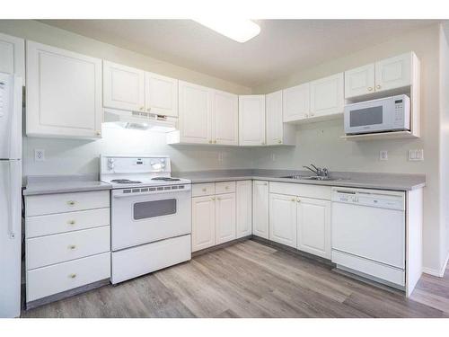 101-5102 47 Street, Lloydminster, AB - Indoor Photo Showing Kitchen With Double Sink