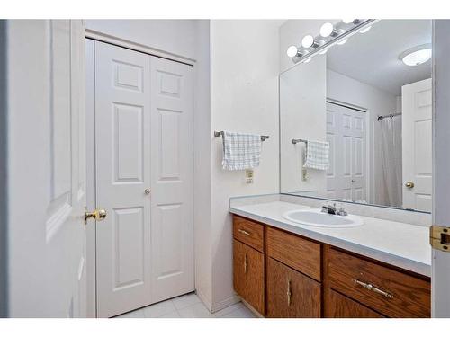 4821 48 Street, Lloydminster, SK - Indoor Photo Showing Bathroom