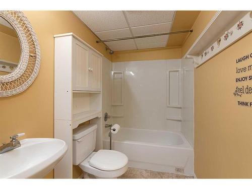 5601 22Nd Street Close, Lloydminster, AB - Indoor Photo Showing Bathroom