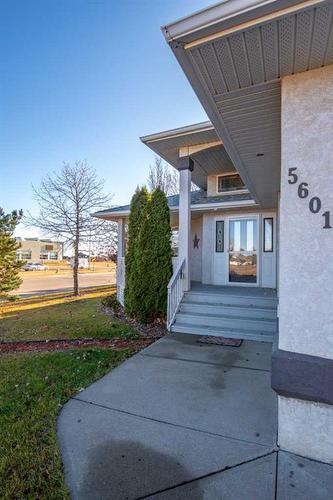 5601 22Nd Street Close, Lloydminster, AB - Outdoor