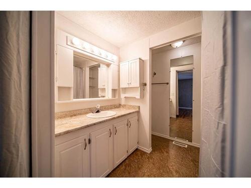 5032 49 Avenue, Edgerton, AB - Indoor Photo Showing Bathroom