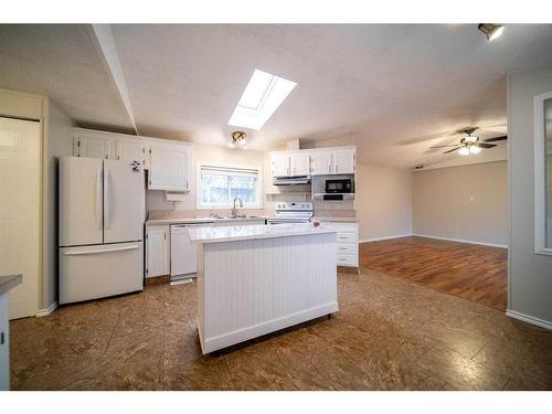 5032 49 Avenue, Edgerton, AB - Indoor Photo Showing Kitchen