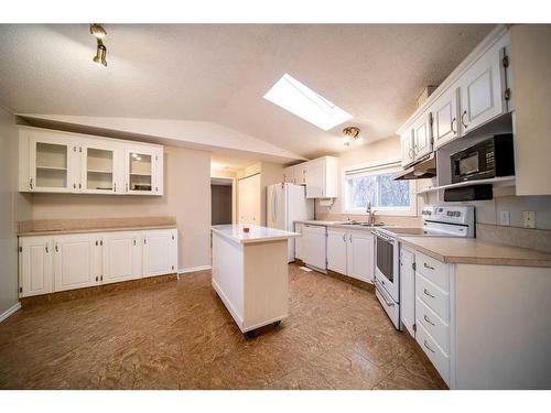 5032 49 Avenue, Edgerton, AB - Indoor Photo Showing Kitchen