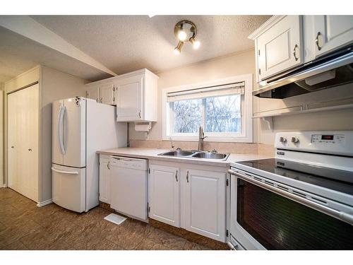 5032 49 Avenue, Edgerton, AB - Indoor Photo Showing Kitchen With Double Sink