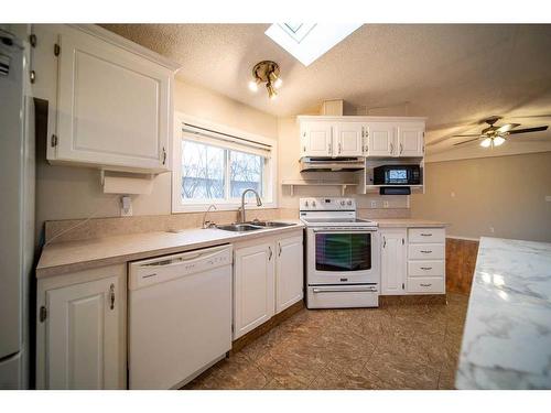 5032 49 Avenue, Edgerton, AB - Indoor Photo Showing Kitchen With Double Sink