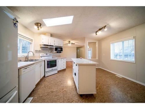 5032 49 Avenue, Edgerton, AB - Indoor Photo Showing Kitchen With Double Sink