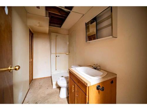 5023 48 Street, Provost, AB - Indoor Photo Showing Bathroom