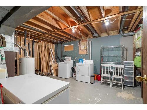 21 2 Avenue, Marshall, SK - Indoor Photo Showing Laundry Room