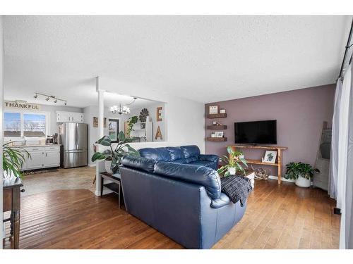 21 2 Avenue, Marshall, SK - Indoor Photo Showing Living Room