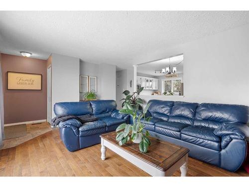 21 2 Avenue, Marshall, SK - Indoor Photo Showing Living Room