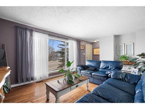 21 2 Avenue, Marshall, SK - Indoor Photo Showing Living Room